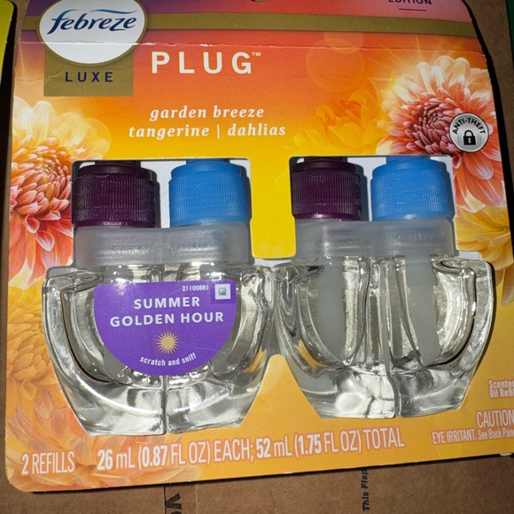 Febreze Plug Scented Oil Warmer with Garden Breeze and Summer Scents - Picture 2 of 3